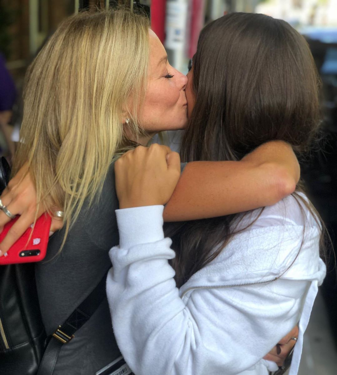 Mark Consuelos se emociona com a ‘sexy’ Kelly Ripa em seu aniversário