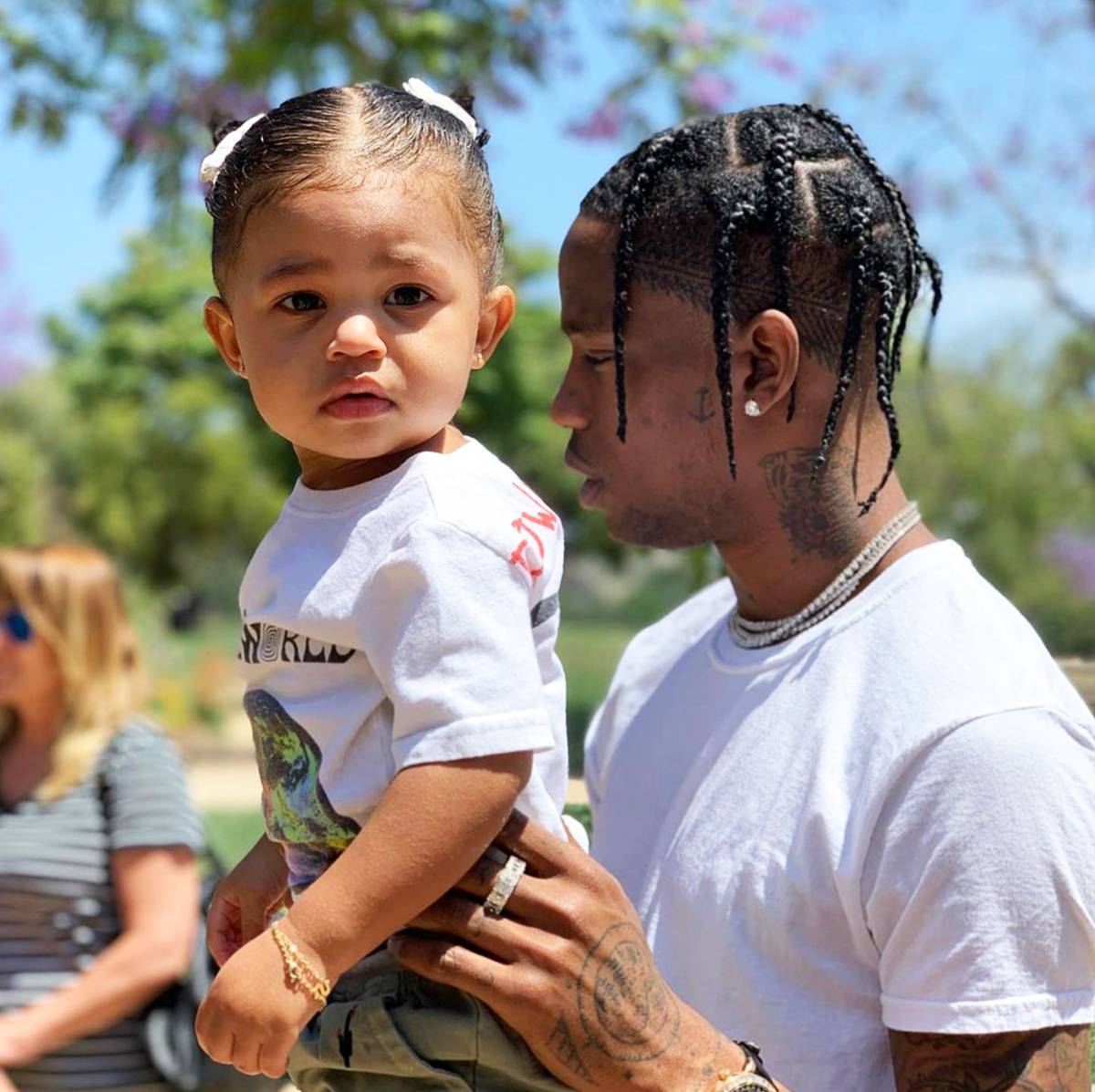 Travis Scott RUNS through a red light AND a stop sign while on the way to  pick up daughter Stormi