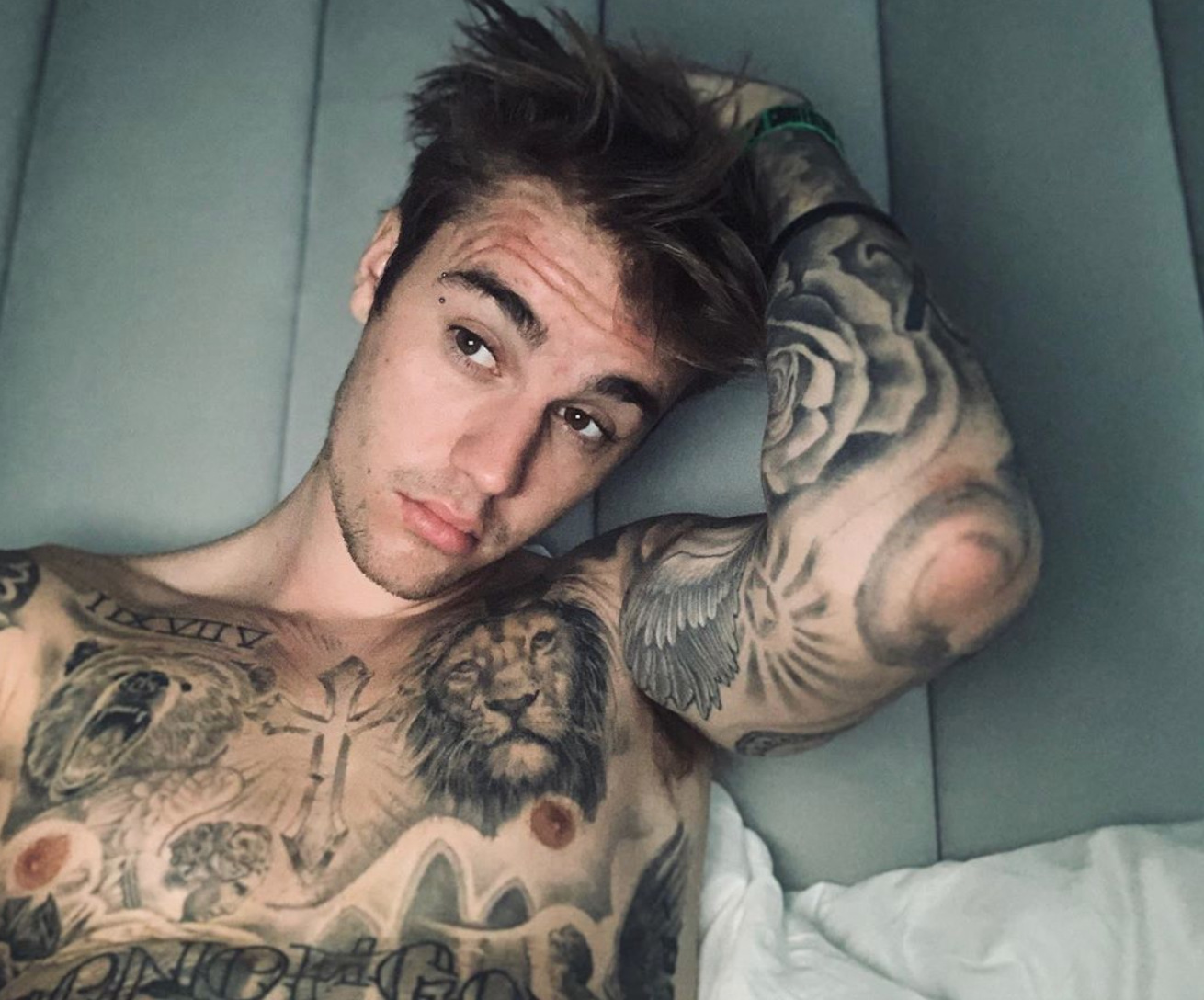 Justin Bieber gets new neck tattoo photos