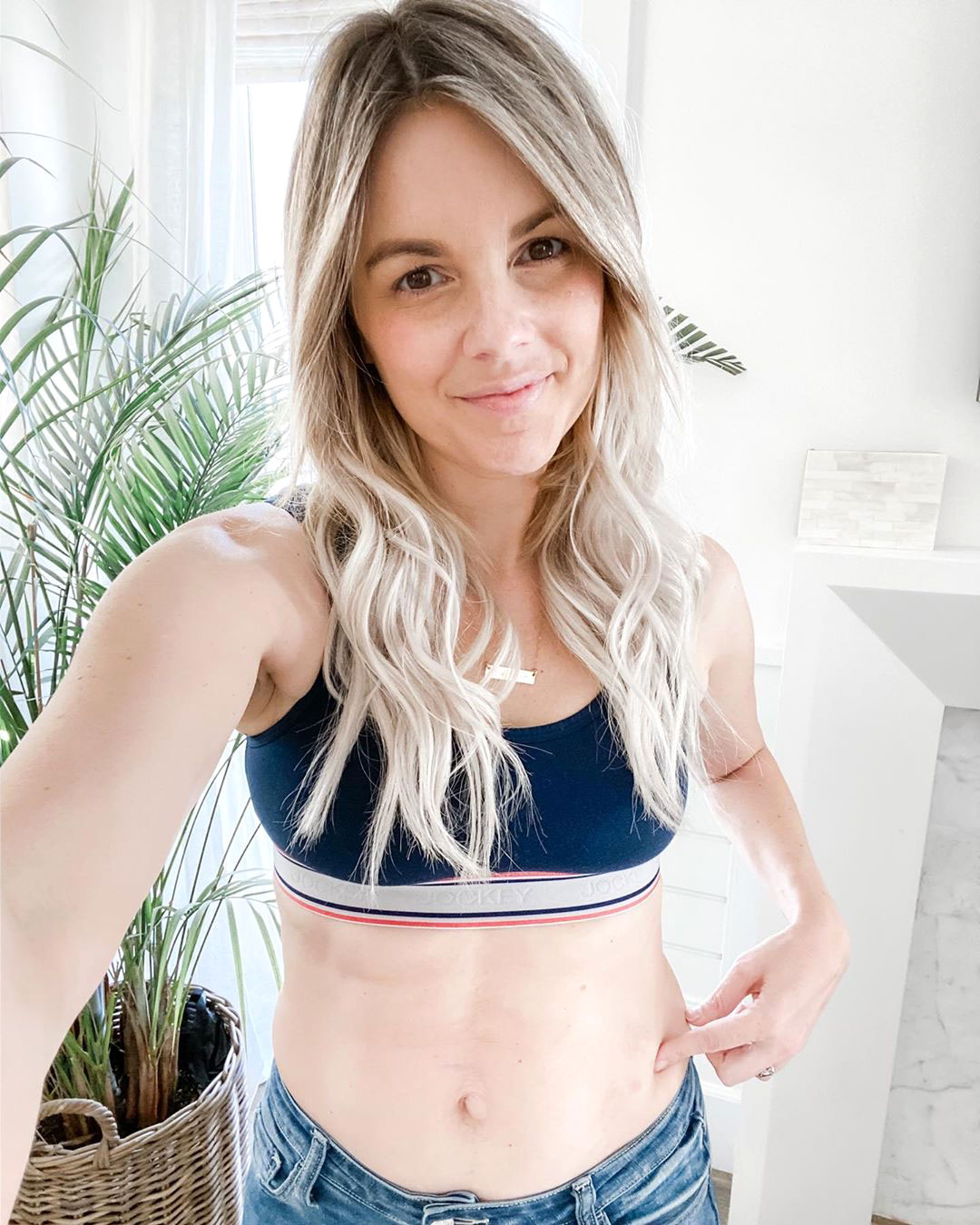 Bachelorette star Ali Fedotowsky shows off her slender figure in