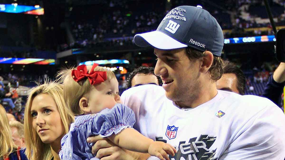 Peyton Manning gives brother Eli a rooting interest in Super Bowl