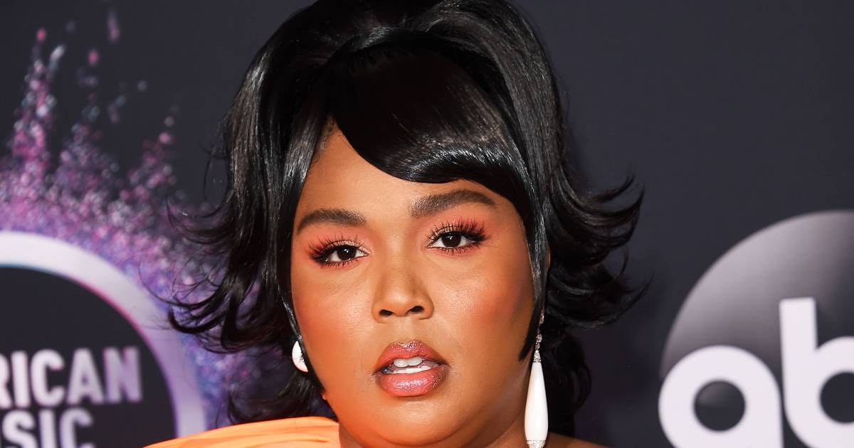Lizzo Reveals Contents Of Tiny Purse In TikTok Video