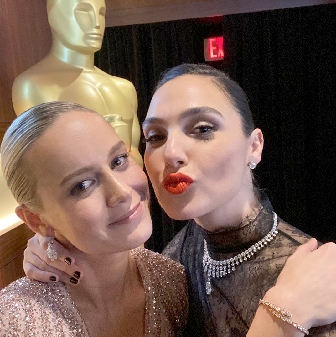Brie Larson And Gal Gadot Jokingly Go Head To Head In Marvel Dc Selfie