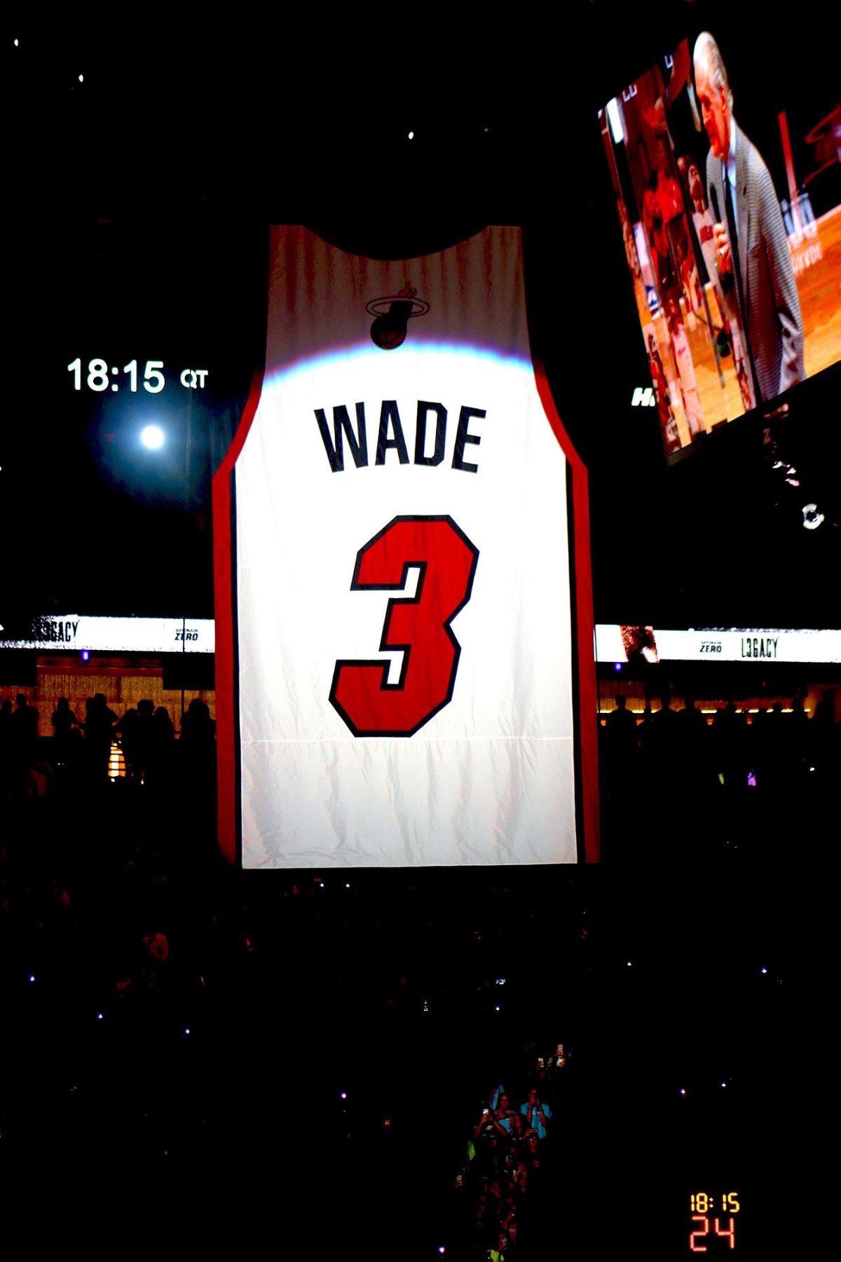 Wade expresses his gratitude at jersey retirement cremony