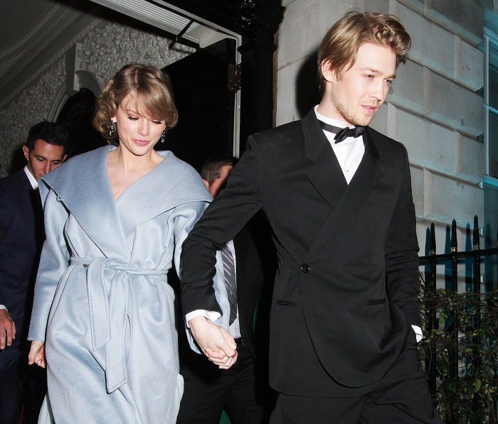 Taylor Swift Kisses Boyfriend Joe Alwyn at the NME Awards