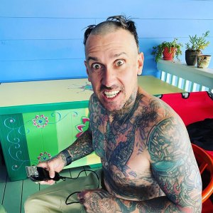 Pink's Daughter Willow Shaves Dad Carey Hart's Head: Pics