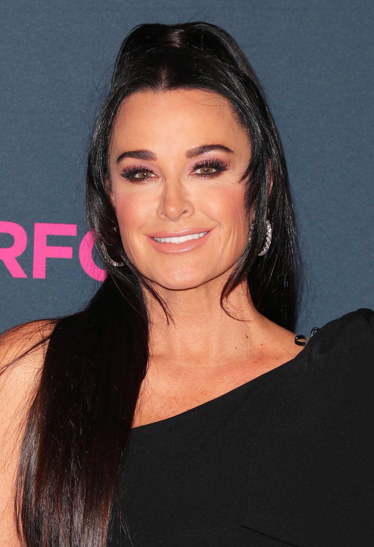 Kyle Richards shows how she dyes her gray roots in video