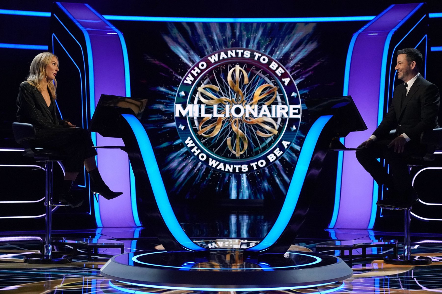 Who want to receive a. Who wants to be a Millionaire ведущий. Студия who wants to be a Millionaire.