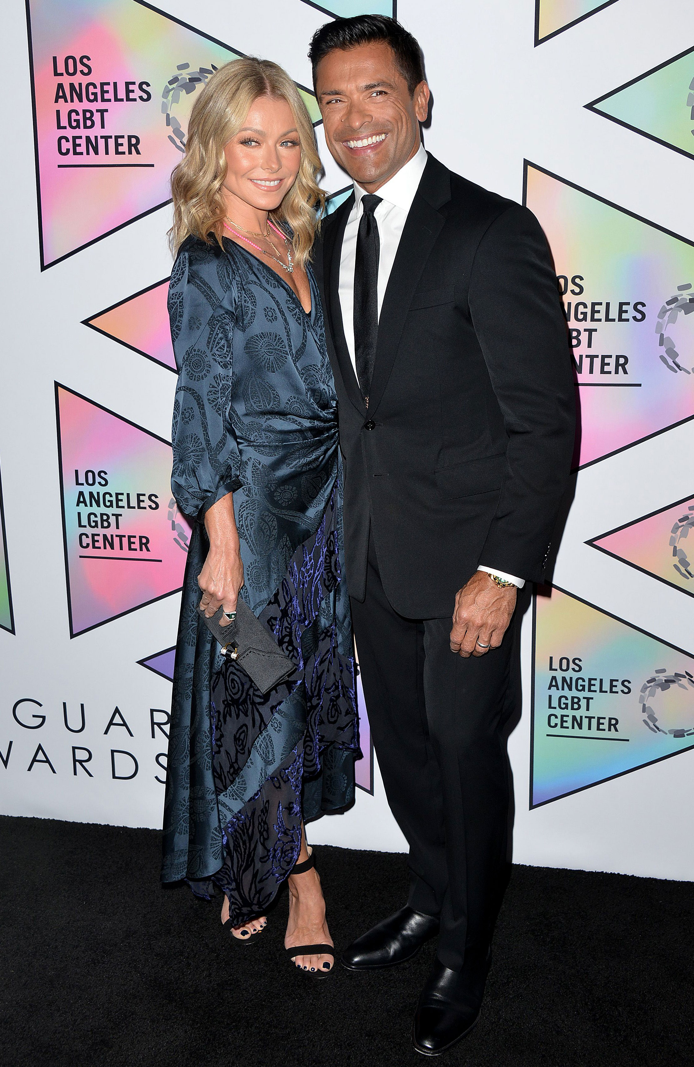 Mark Consuelos se emociona com a ‘sexy’ Kelly Ripa em seu aniversário