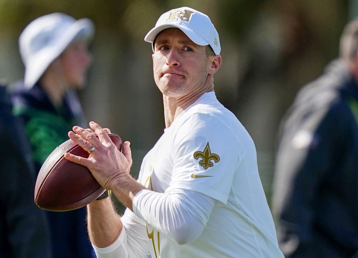 Drew Brees says he'll 'never agree with anybody disrespecting the flag;'  Michael Thomas responds 