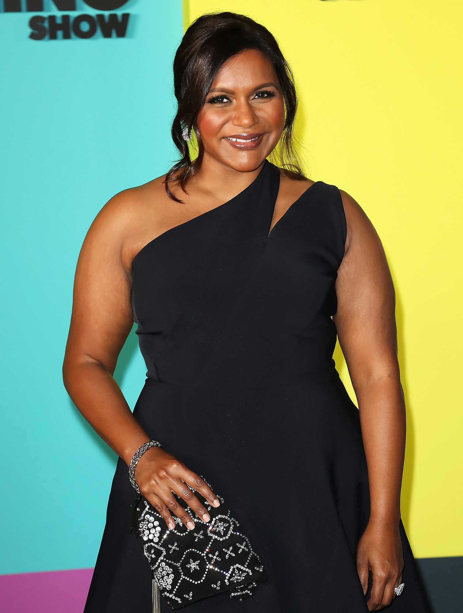 Mindy Kaling's Practical Hands-Free Bag Has a Chain Strap