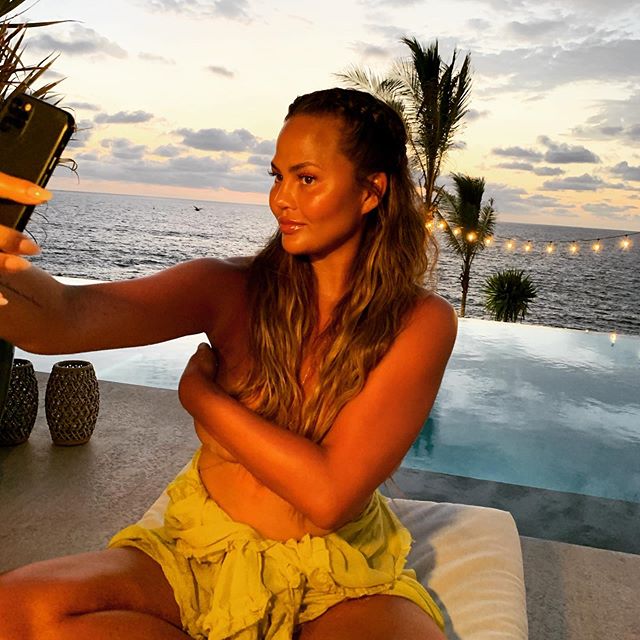 Chrissy Teigen Partage Une Photo De La Chirurgie Dextraction Des Implants Mammaires Et Des 0417