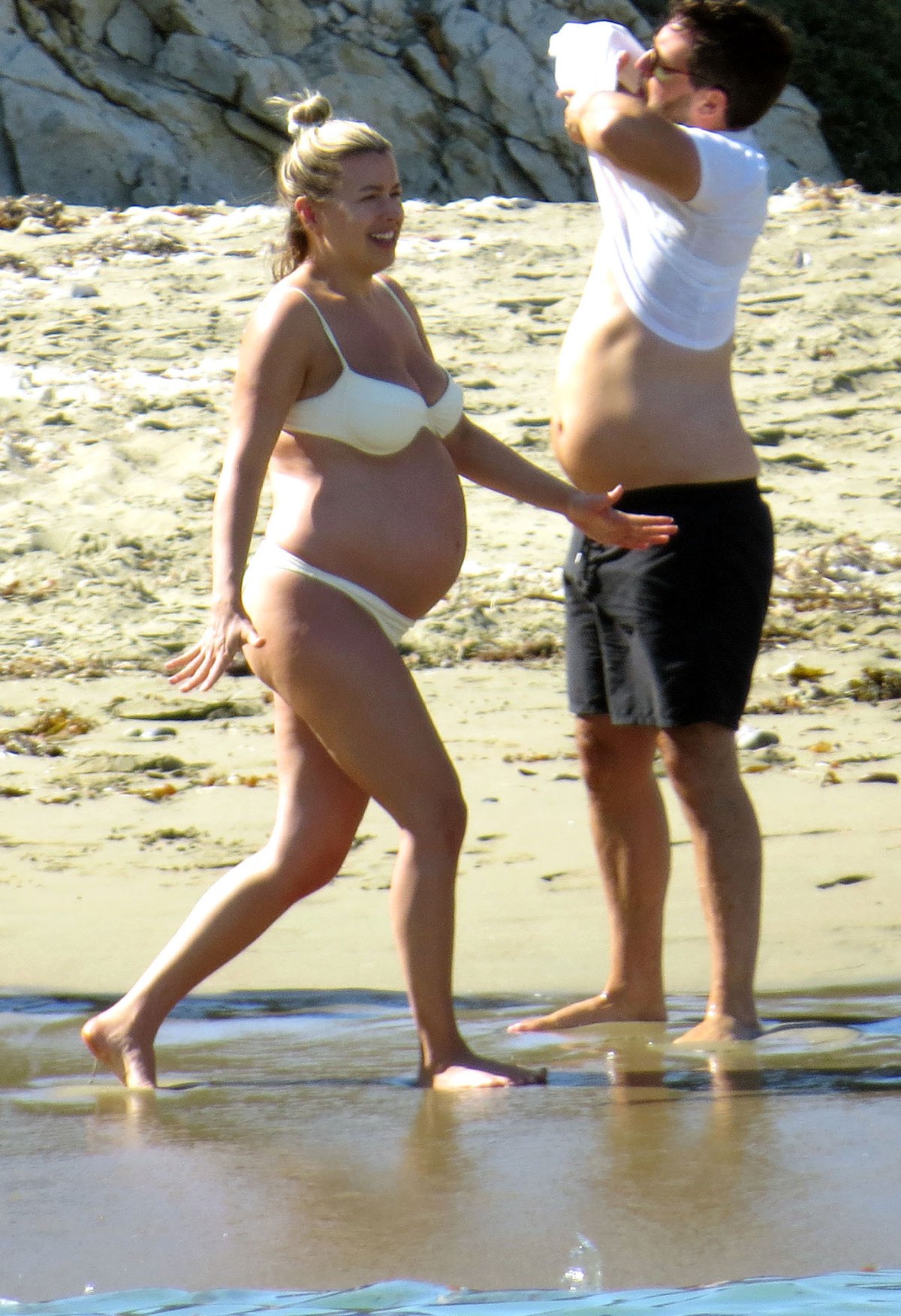 Candid Beach Shower - Pregnant Katy Perry Shows Baby Bump at Beach With Friends: Pics