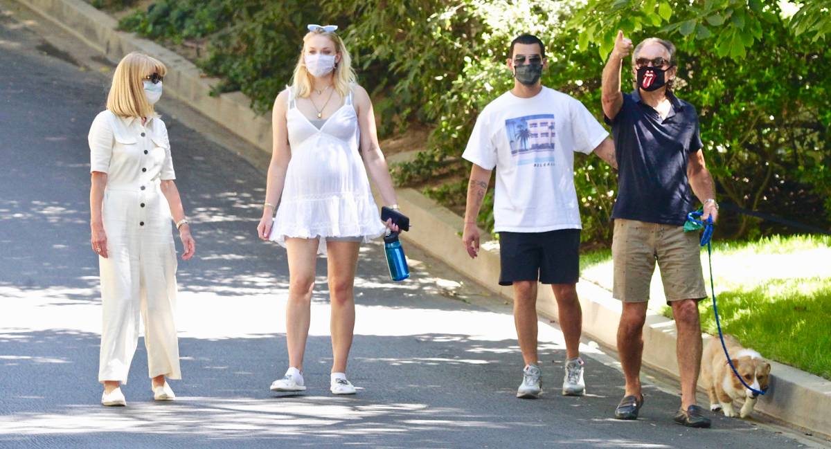 Sophie Turner & Joe Jonas Go for a Walk Amid Pandemic in LA: Photo 1293598, Joe Jonas, Pregnant Celebrities, Sophie Turner Pictures
