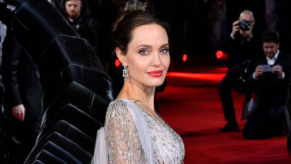 Angelina Jolie Wears Famous Face Mask With $18 T-Shirt and $4,645 Worth of  Accessories