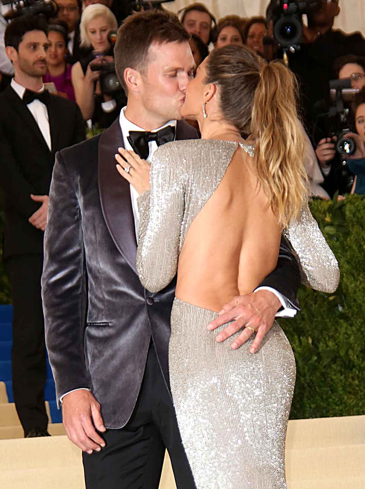 Merry Christmas from Hollywood! Gisele gets a kiss from Tom Brady