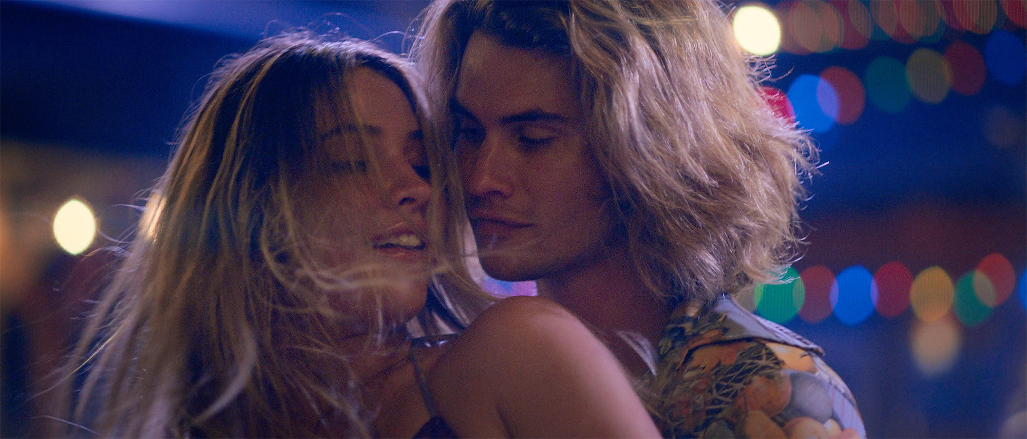 2000px x 855px - Chase Stokes, Madelyn Cline Make Out in Kygo's 'Hot Stuff' Video