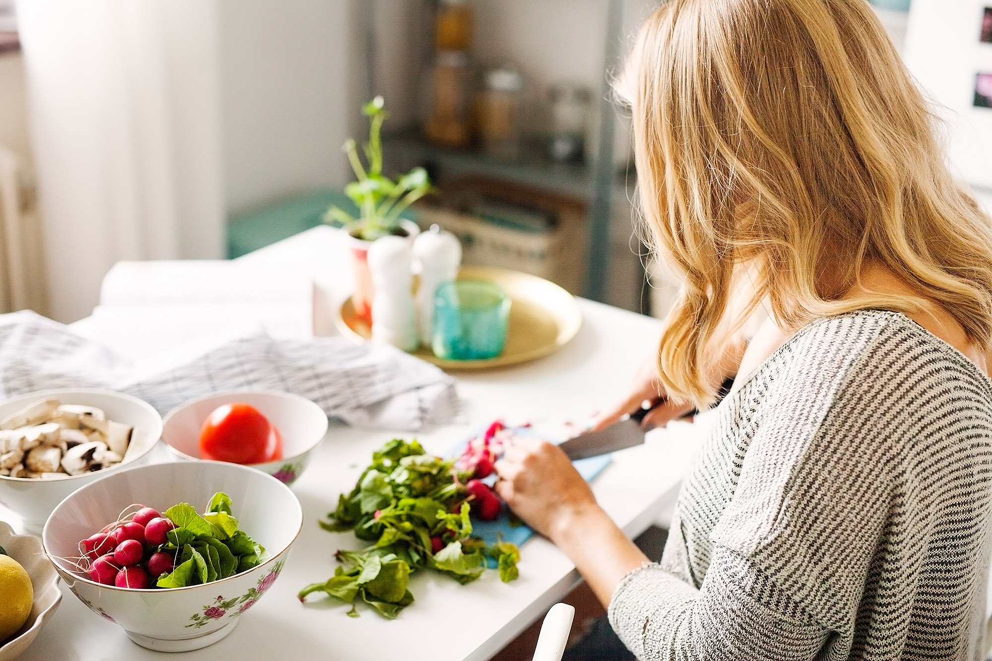 https://www.usmagazine.com/wp-content/uploads/2020/09/noom-woman-cooking-at-home.jpg?quality=47&strip=all