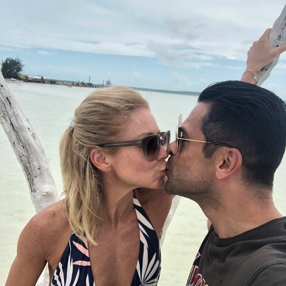 Mark Consuelos se entusiasma con la 'sexy' Kelly Ripa en su cumpleaños