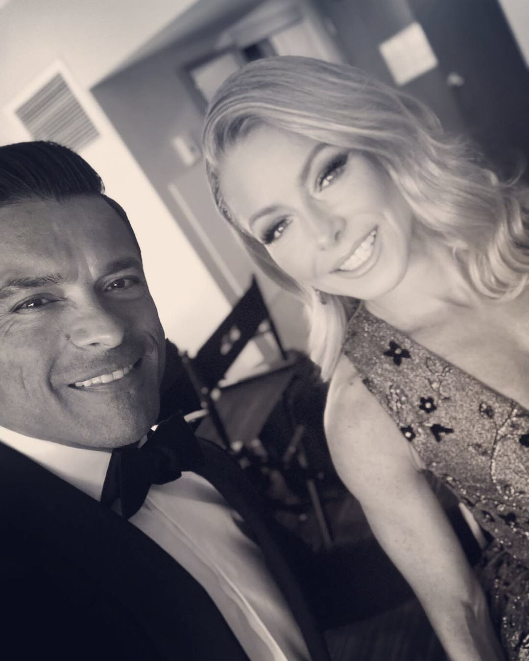 Mark Consuelos se emociona com a ‘sexy’ Kelly Ripa em seu aniversário