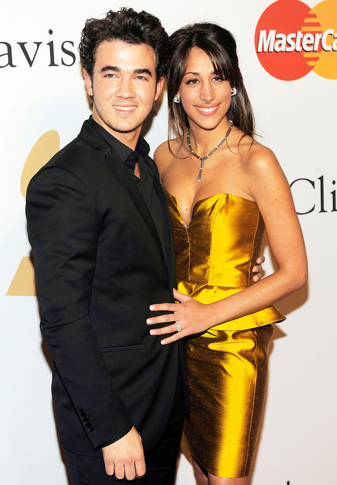 Kevin Jonas อวยพรภรรยา Danielle Jonas ในวันเกิดปีที่ 38 ของเธอ: 'รักคุณ'