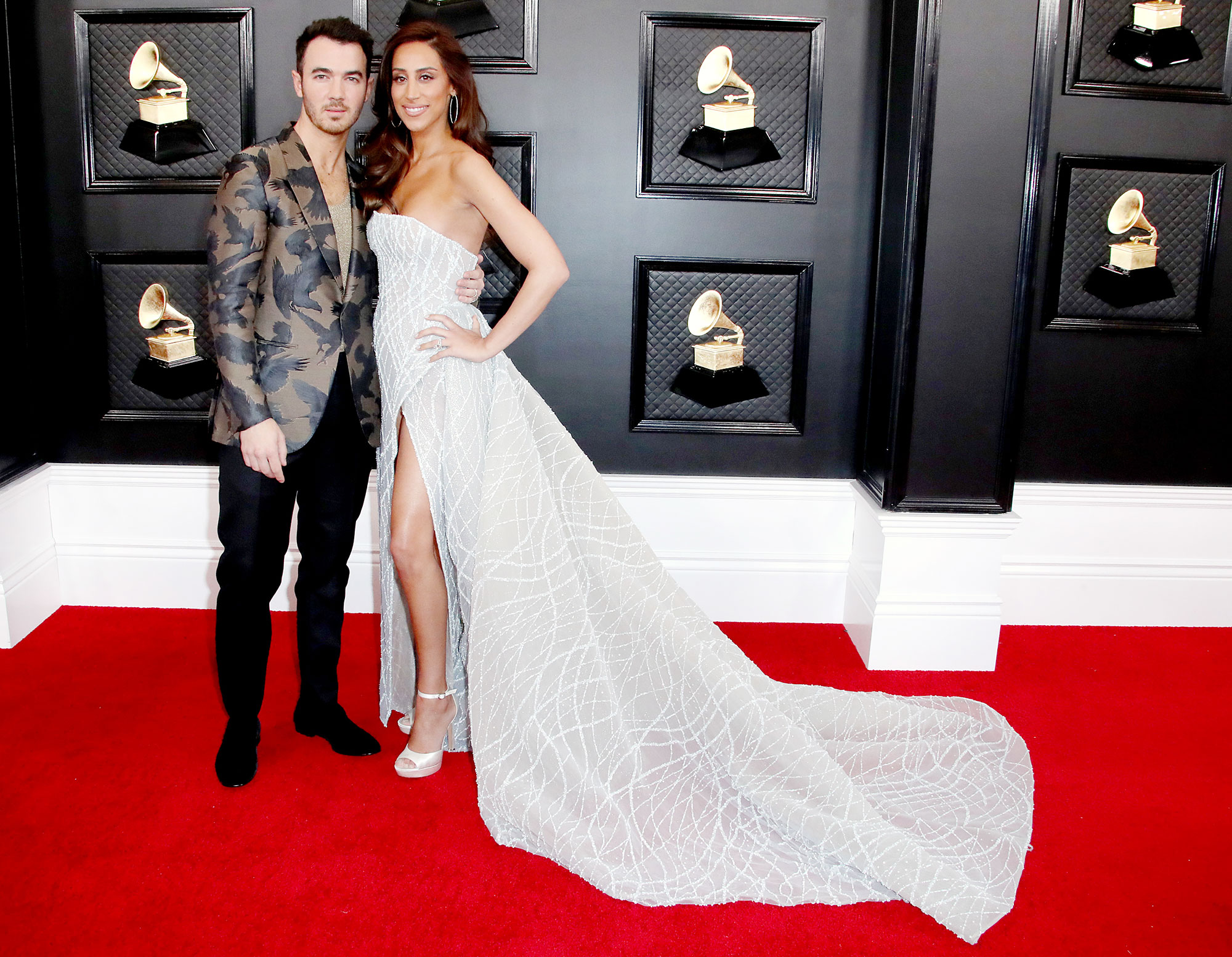 Kevin Jonas อวยพรภรรยา Danielle Jonas ในวันเกิดปีที่ 38 ของเธอ: 'รักคุณ'