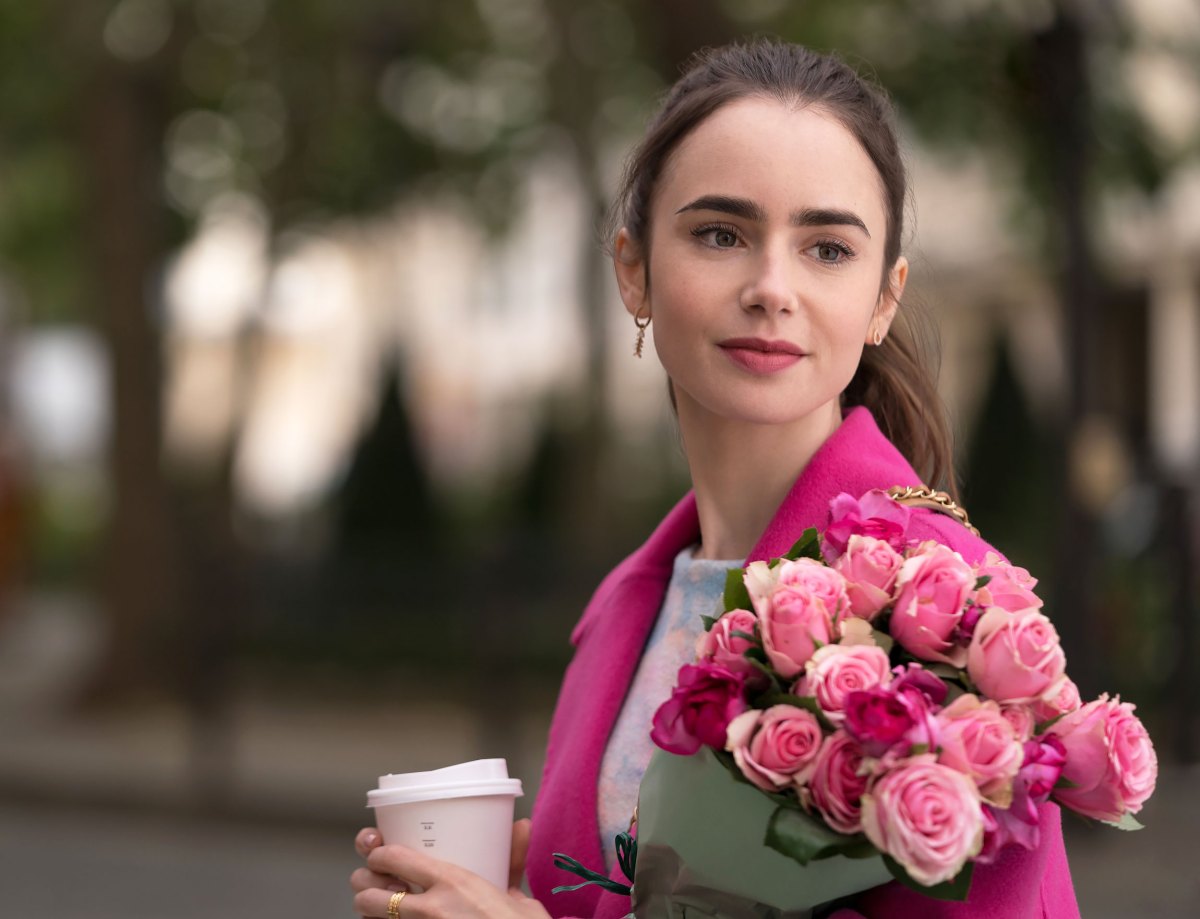 Starbucks Coffee Drink Of Lily Collins As Emily Cooper In Emily In Paris  S01E06 Ringarde (2020)