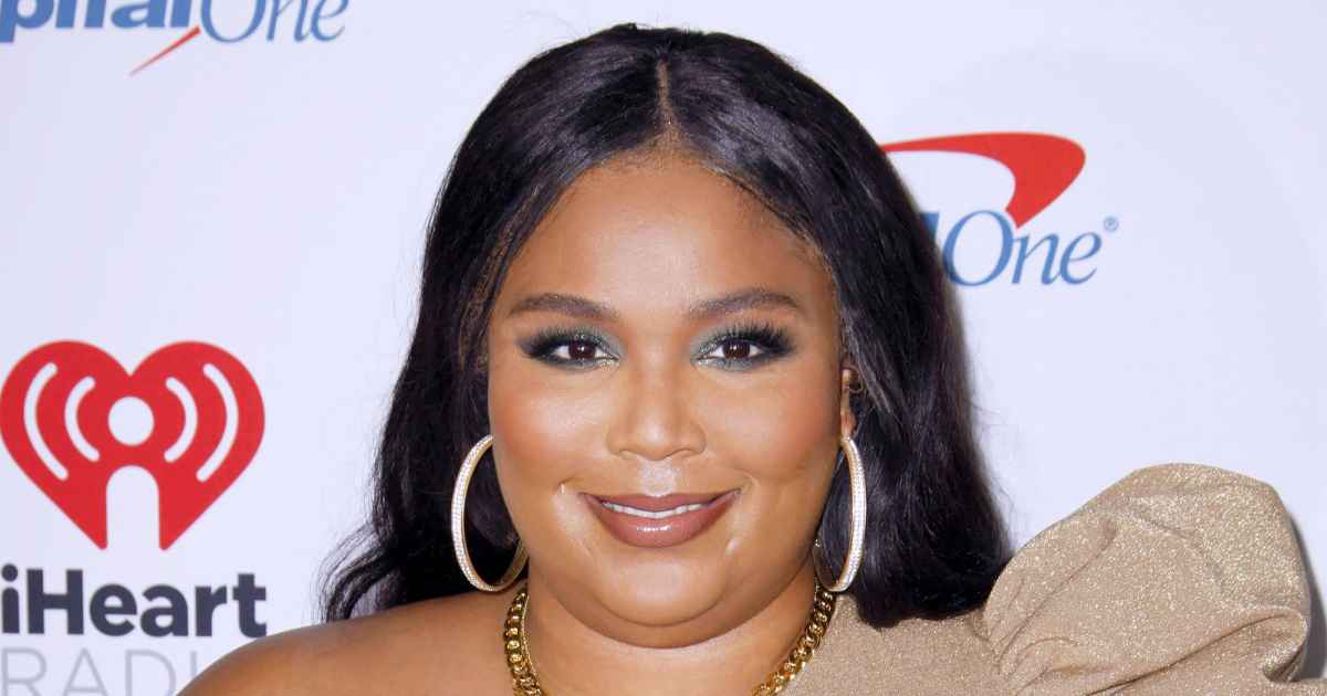 Watch Lizzo Struggle to Remove Nipple Pastie in Painful Vid