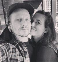 Torrey DeVitto Dice Que Su Relación Con Su Novio Will Estes Es Increíble