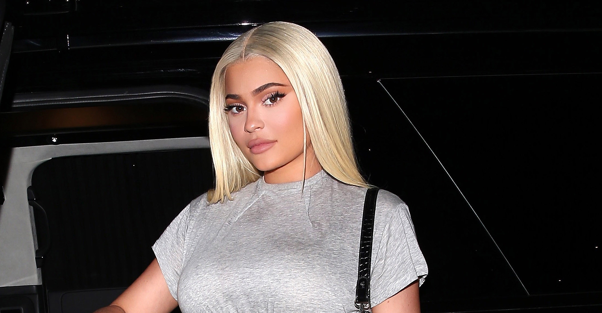 Kylie Jenner channels Meredith Blake from 'The Parent Trap' in black-and-white  sports bra, leggings