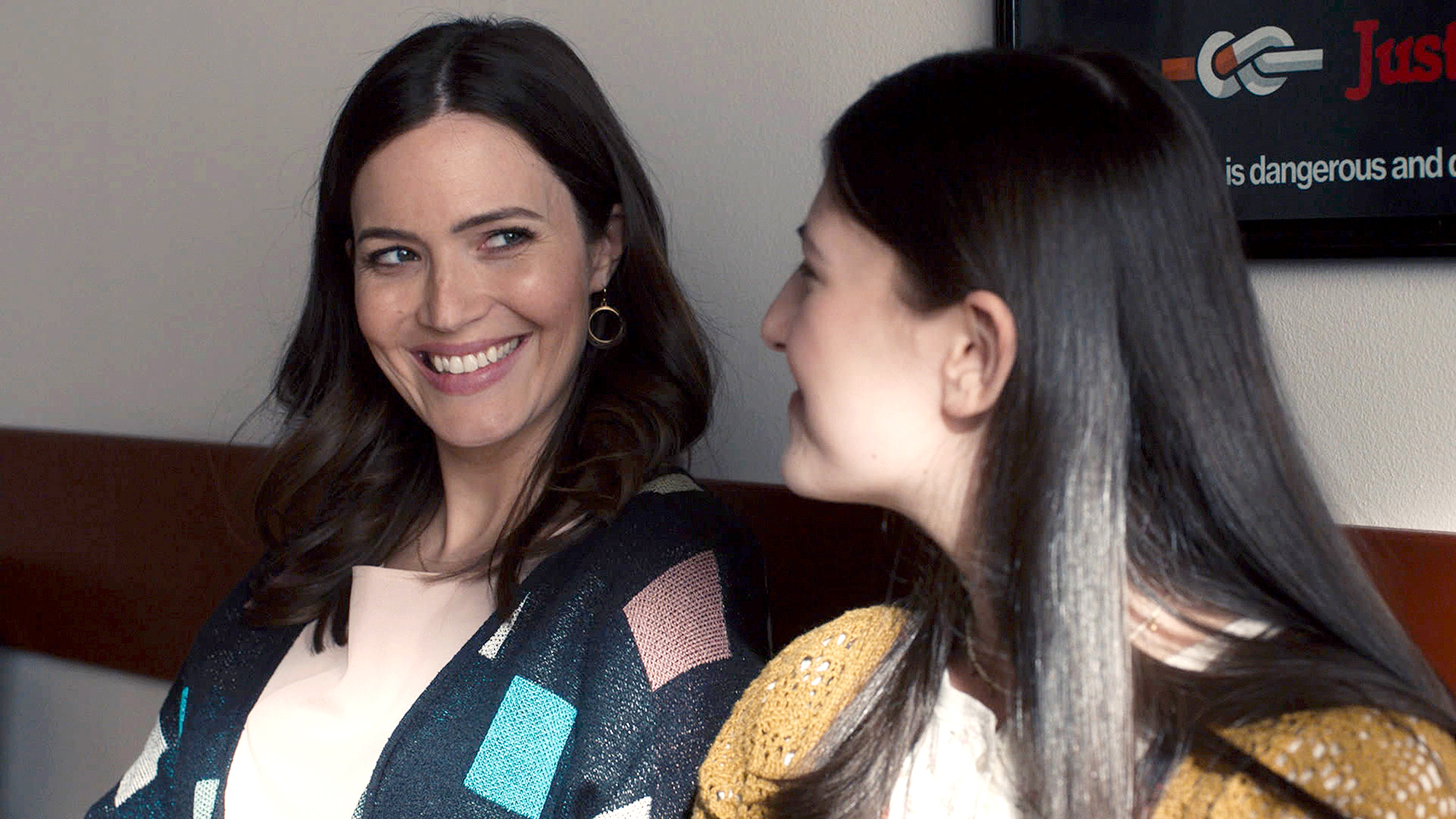 2000px x 1125px - How Pregnant Mandy Moore Is Hiding Baby Bump on 'This Is Us'