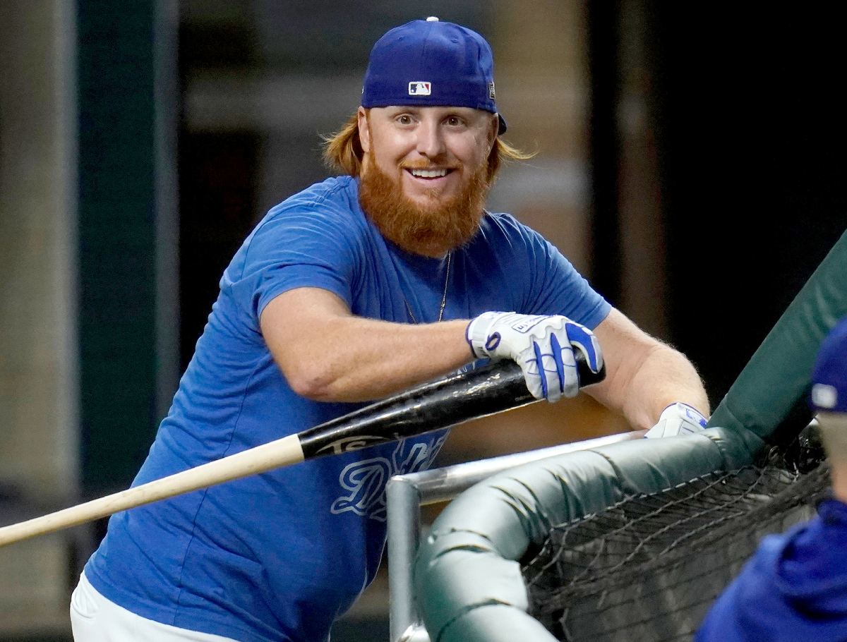 LA Dodgers' Justin Turner, who PLAYED in tonight's game, was taken out late  in the World Series game because he tested positive for COVID.…