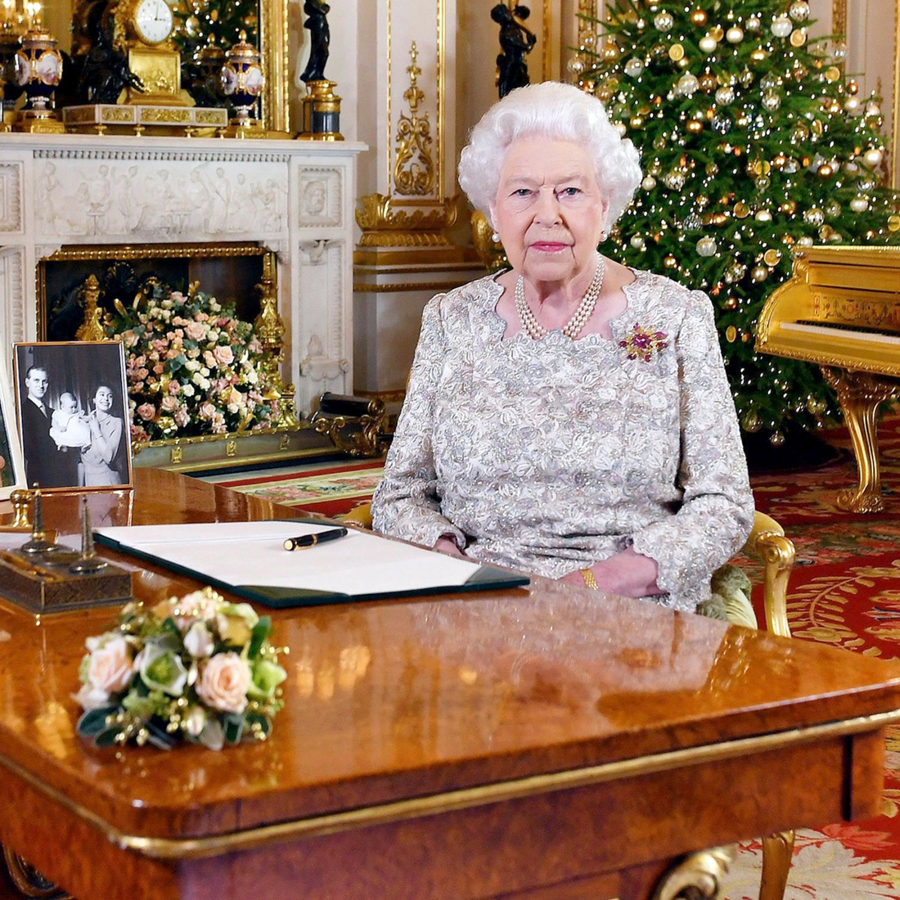 Queen Elizabeth Festively Decorates Windsor Castle for Christmas Us