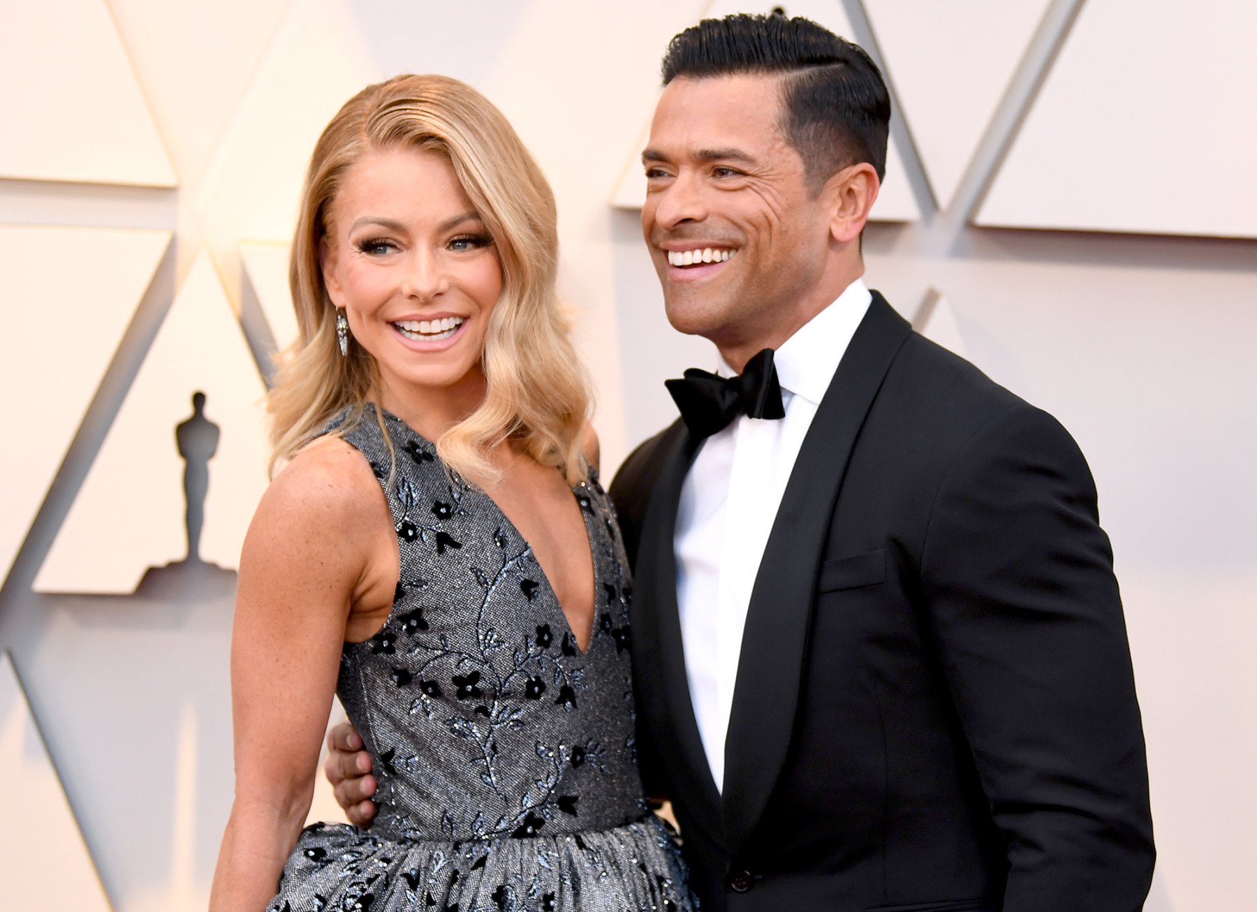 Mark Consuelos Leaves Nsfw Comment On Kelly Ripas Instagram Photo 6796