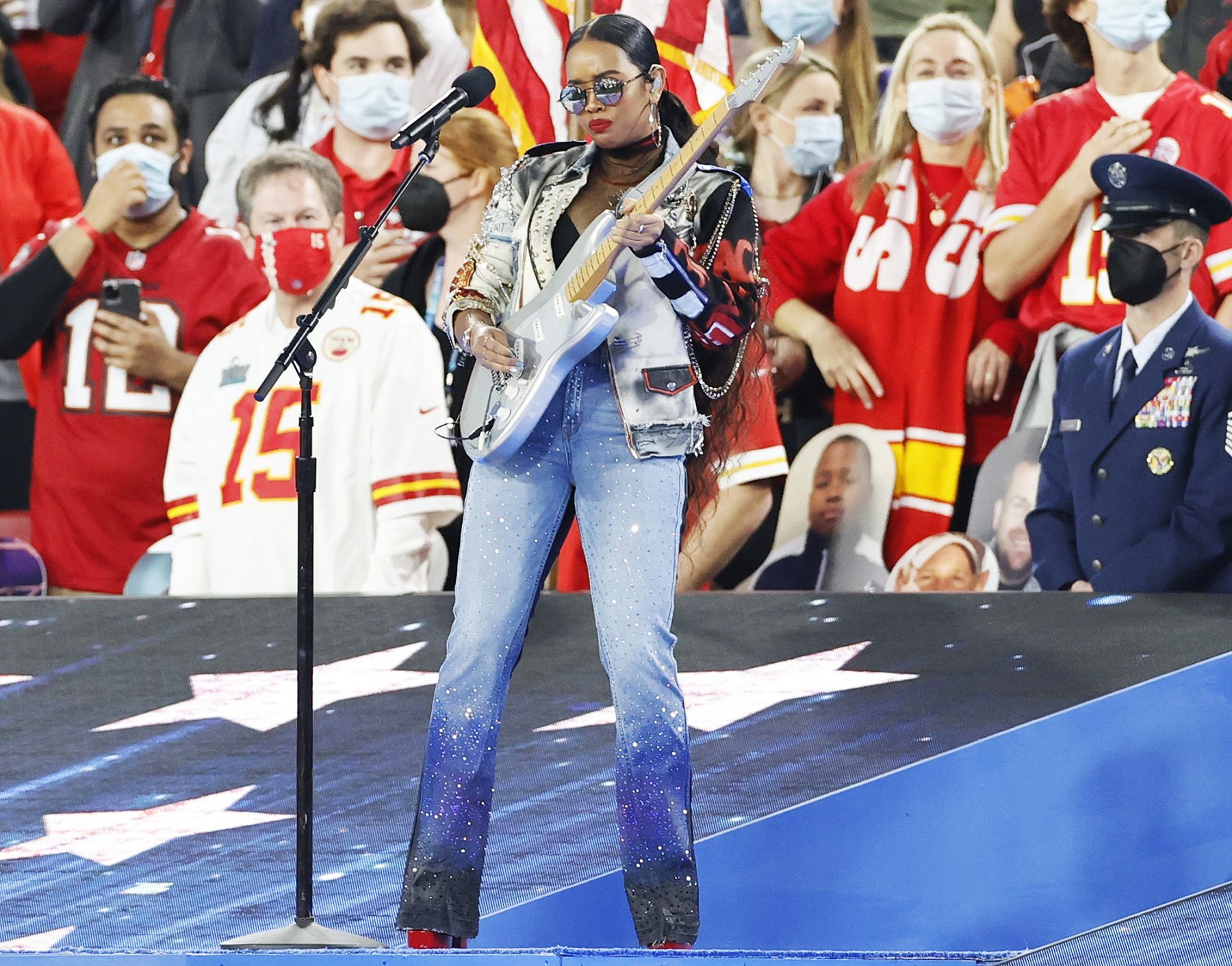 H.E.R. Sings ‘America the Beautiful’ at Super Bowl 2021 UsWeekly