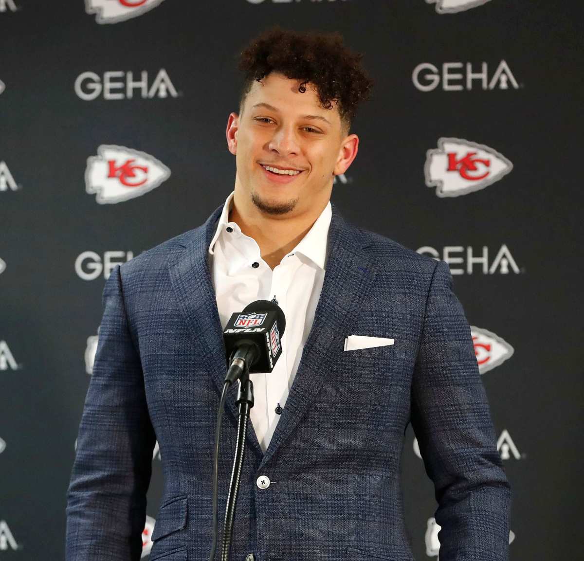 Chiefs: Patrick Mahomes puts ketchup on Thanksgiving turkey and ham