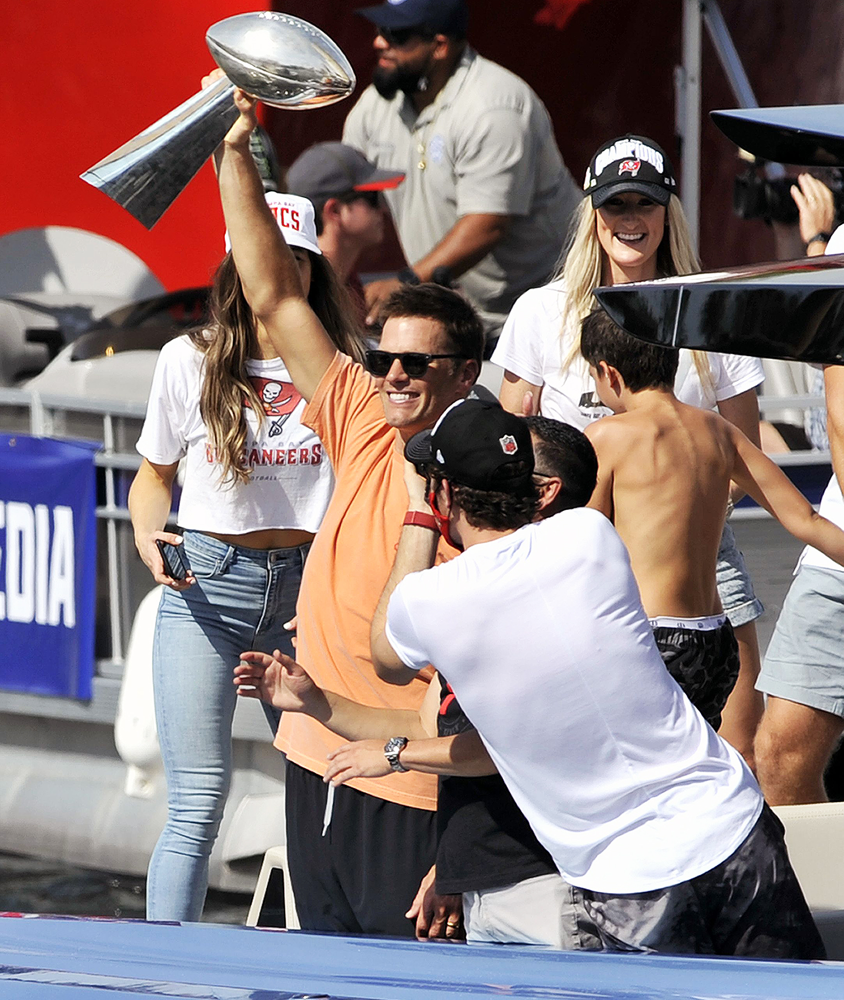 Tom Brady Flexes On His $2 Million Boat At Tampa Bay's Floating Super Bowl  Parade - BroBible