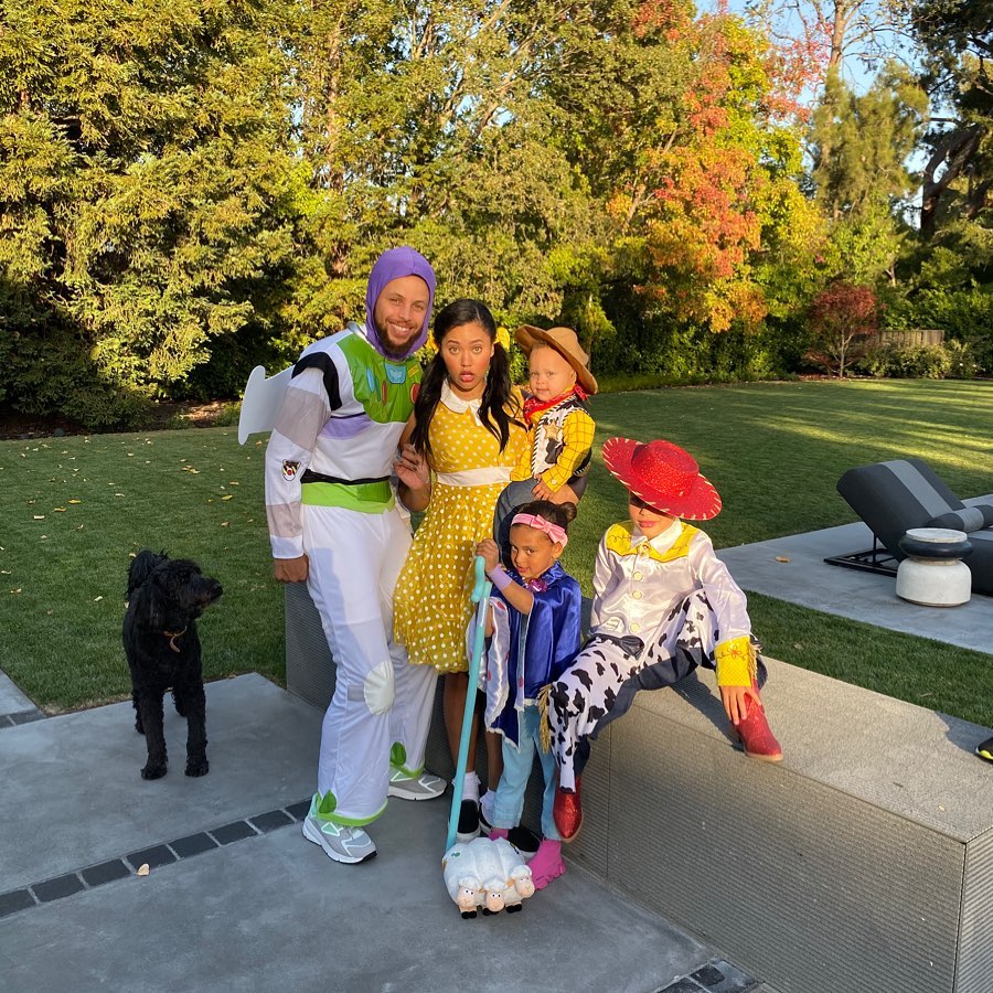 Stephen Curry, Ayesha Curry And Kids Pose In Sweet Family Photo