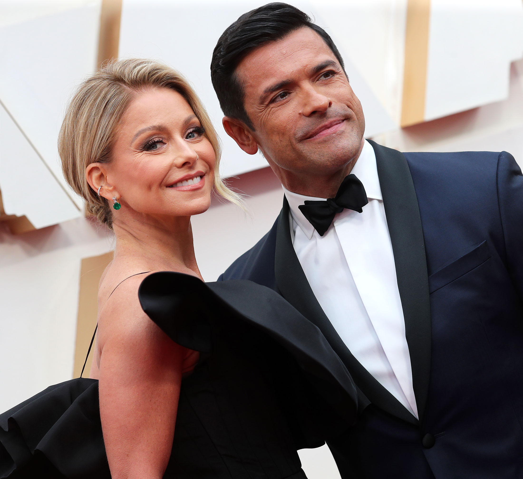 Mark Consuelos zachwyca się „Sexy” Kelly Ripą w dniu jej urodzin