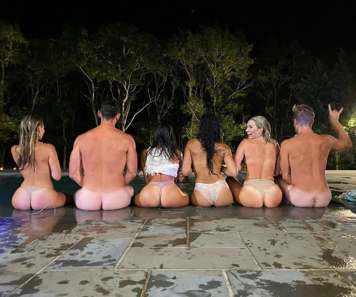 700px x 584px - Summer House' Cast Takes Nude Photo After Season 5 Wraps
