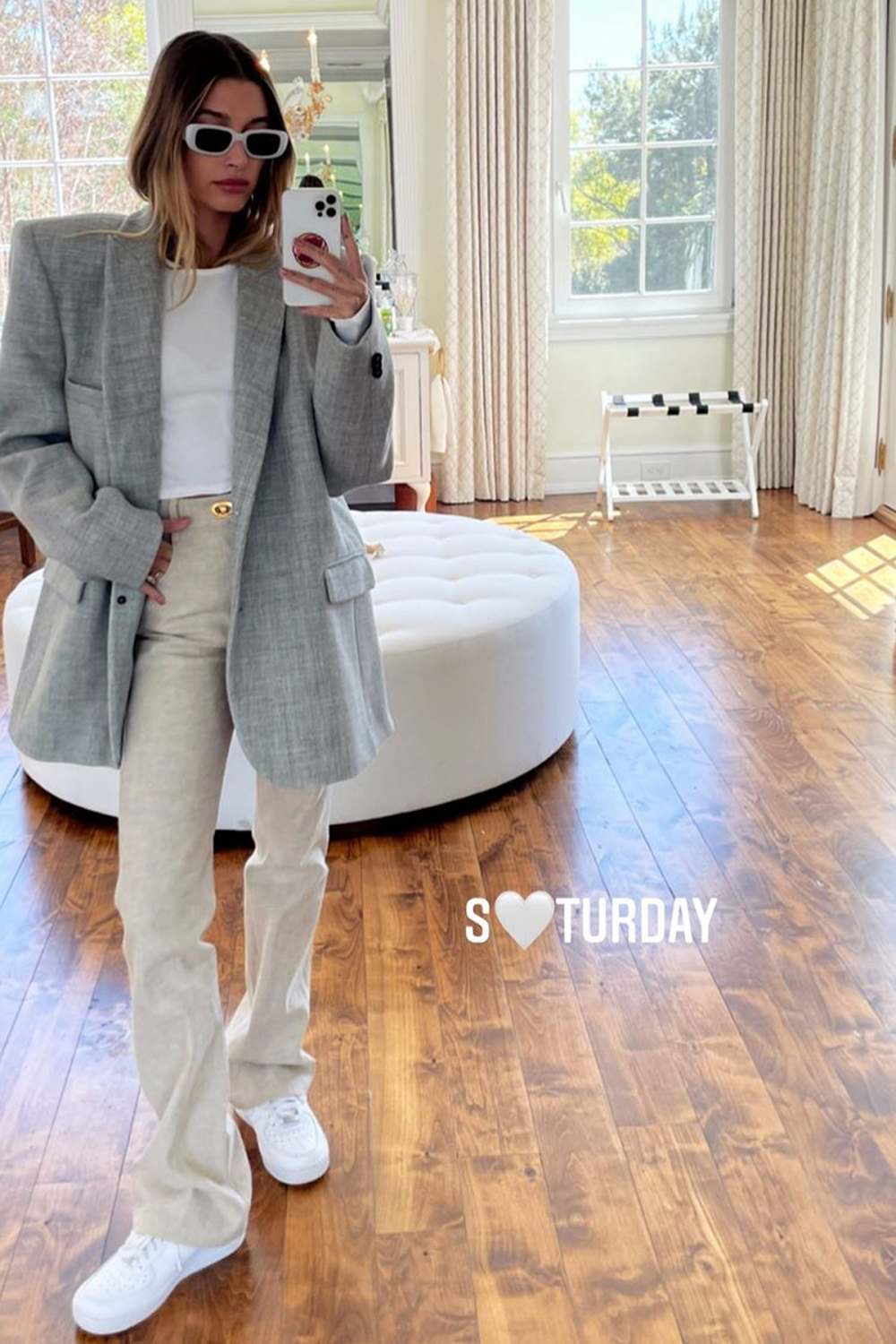 hailey-bieber-full-selfie