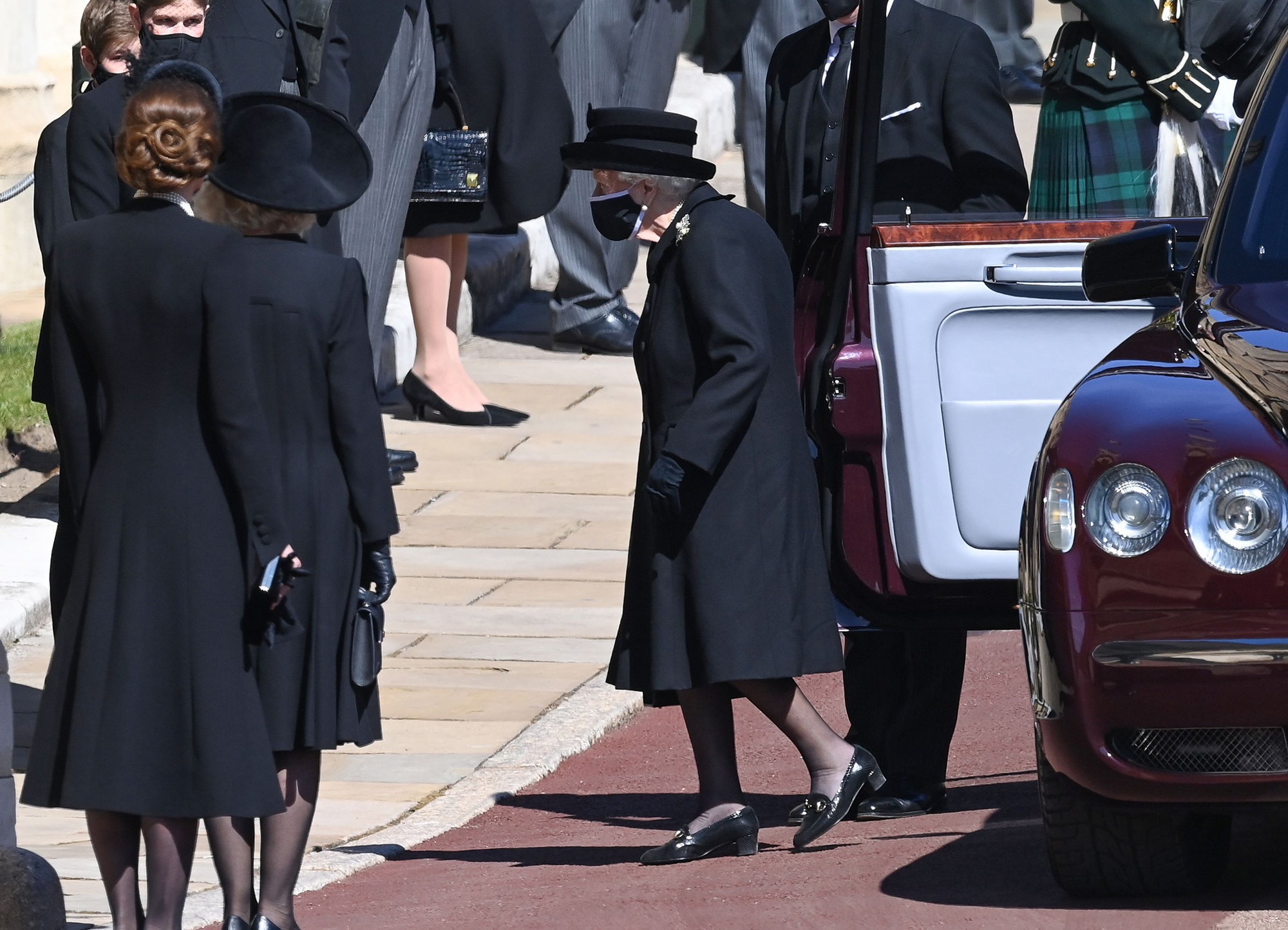 Queen Elizabeth Ii Wipes Tears From Eyes At Prince Philip S Funeral