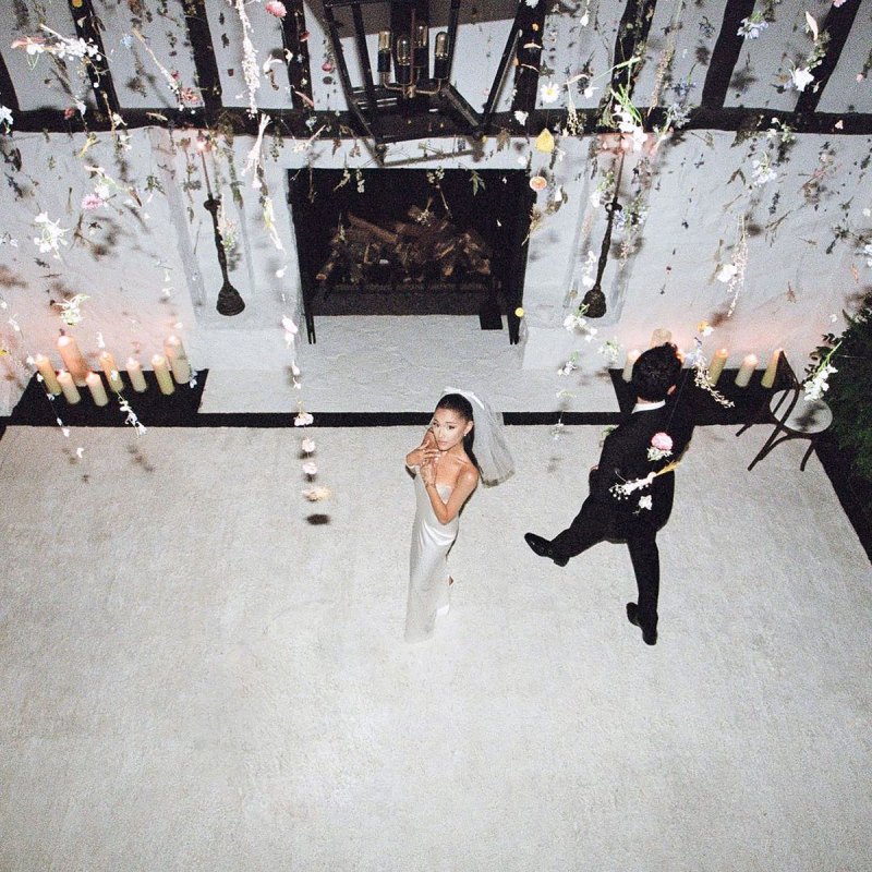 800px x 800px - Ariana Grande Confirms Secret Wedding to Dalton Gomez: Pics