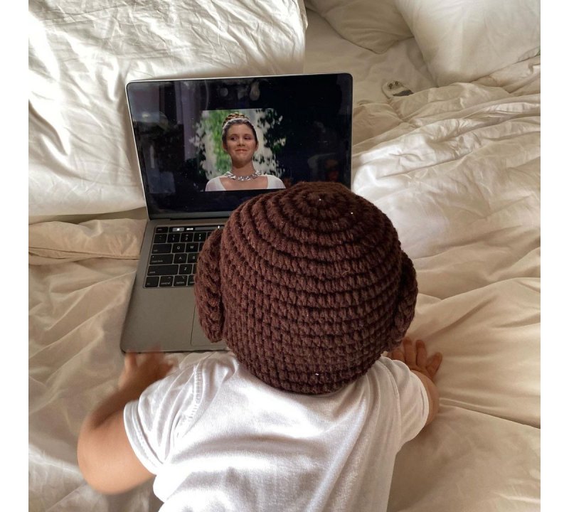 Billie Lourd Son Watches Carrie Fisher In Star Wars 4