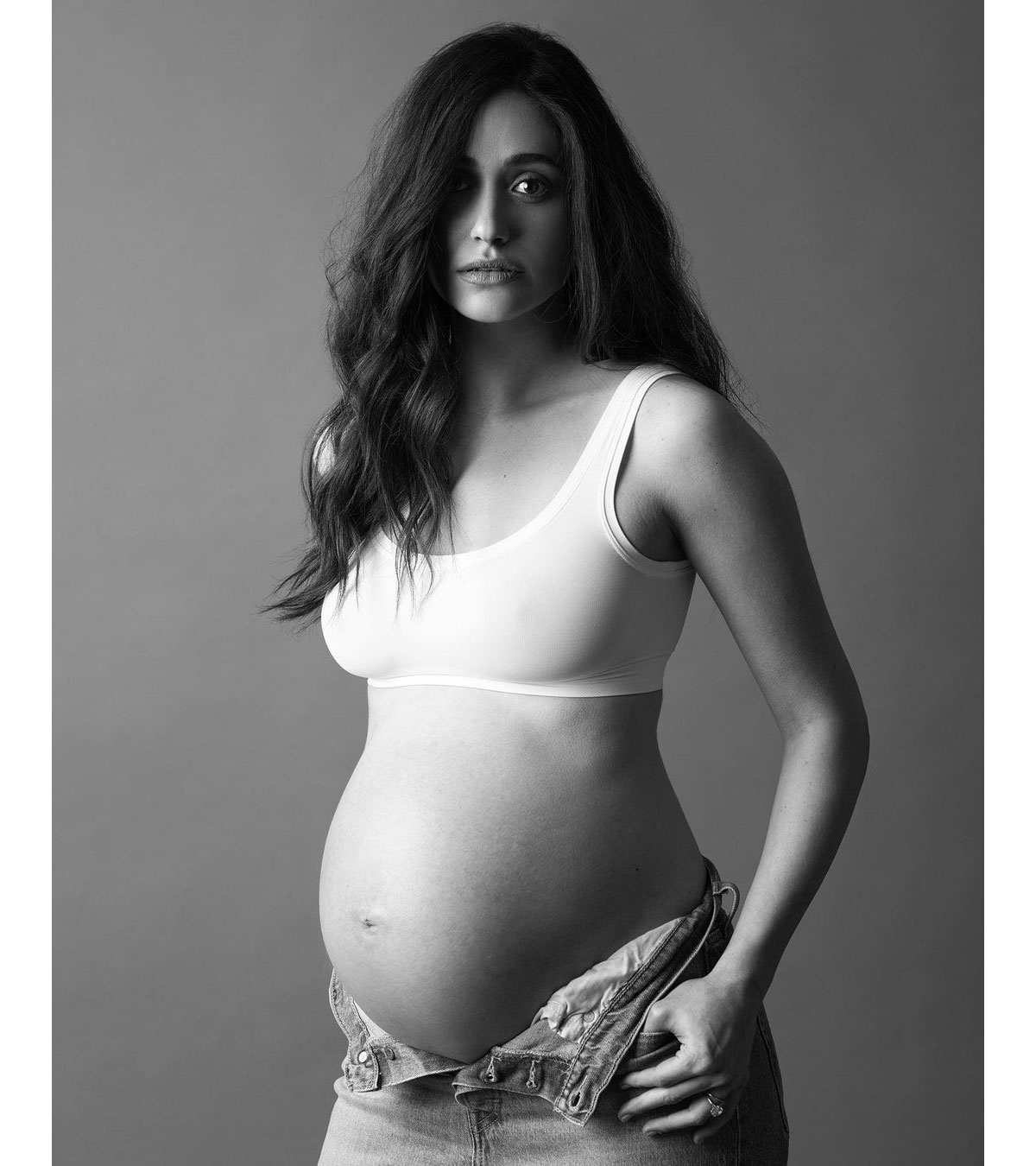 pregnant-celebrities-hiding-baby-bumps-amid-quarantine