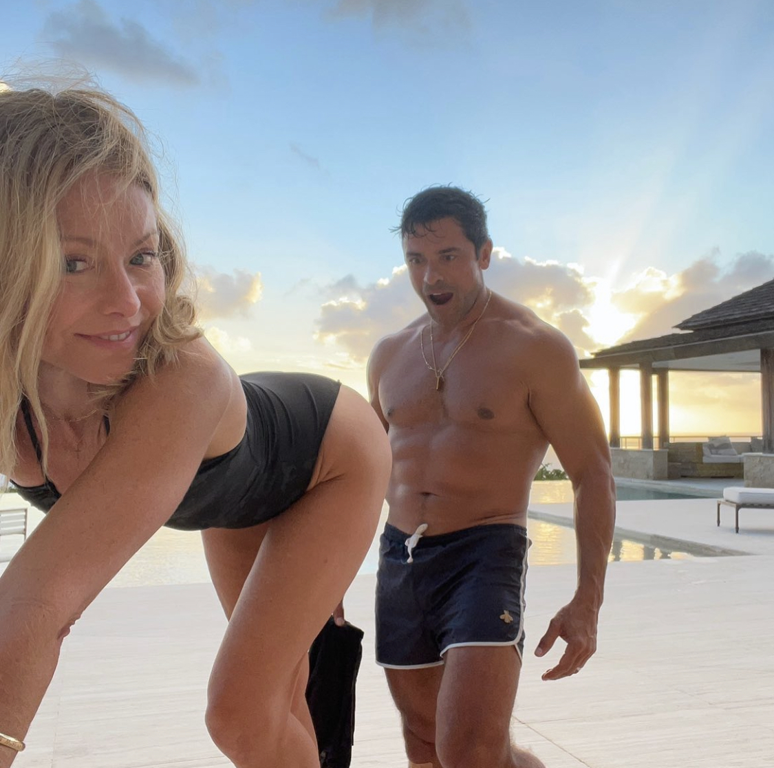 Mark Consuelos se emociona com a ‘sexy’ Kelly Ripa em seu aniversário