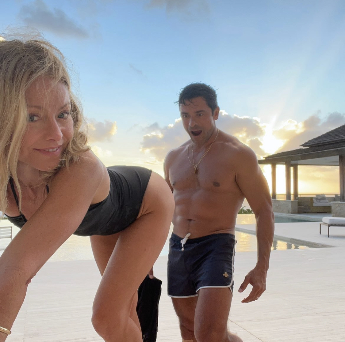 Beach Nude Flash - Kelly Ripa and Mark Consuelos: A Timeline of Their Relationship