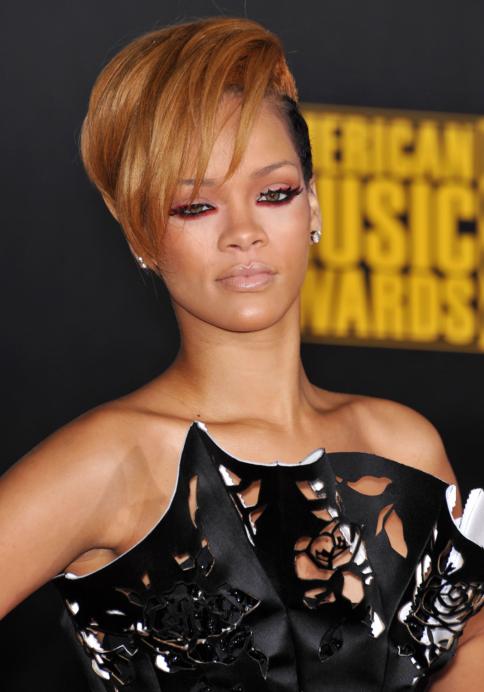 Rihanna's Best Long And Short Hairstyles Over The Years