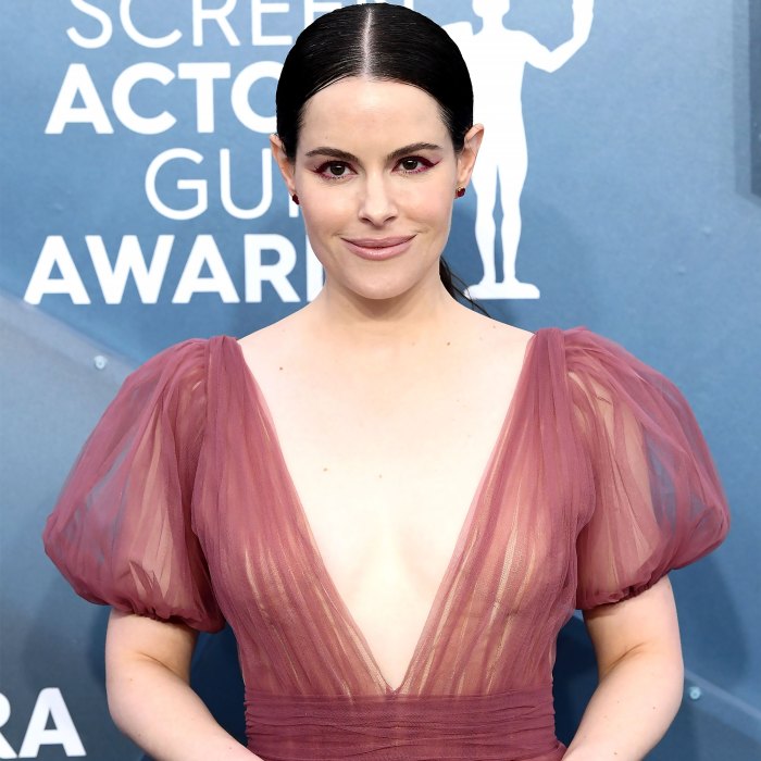 Emily Hampshire Réfléchit à Linvestissement Dans La Thérapie Après Un Chagrin Damour Crumpe 