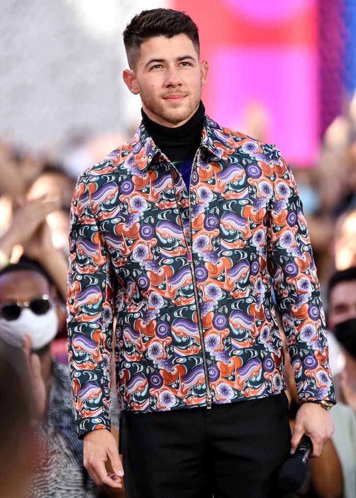 Nick Jonas surpreende fã vestindo uma camisa dos Jonas Brothers na rua